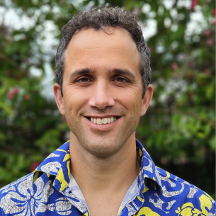 Viv Fernandes headshot